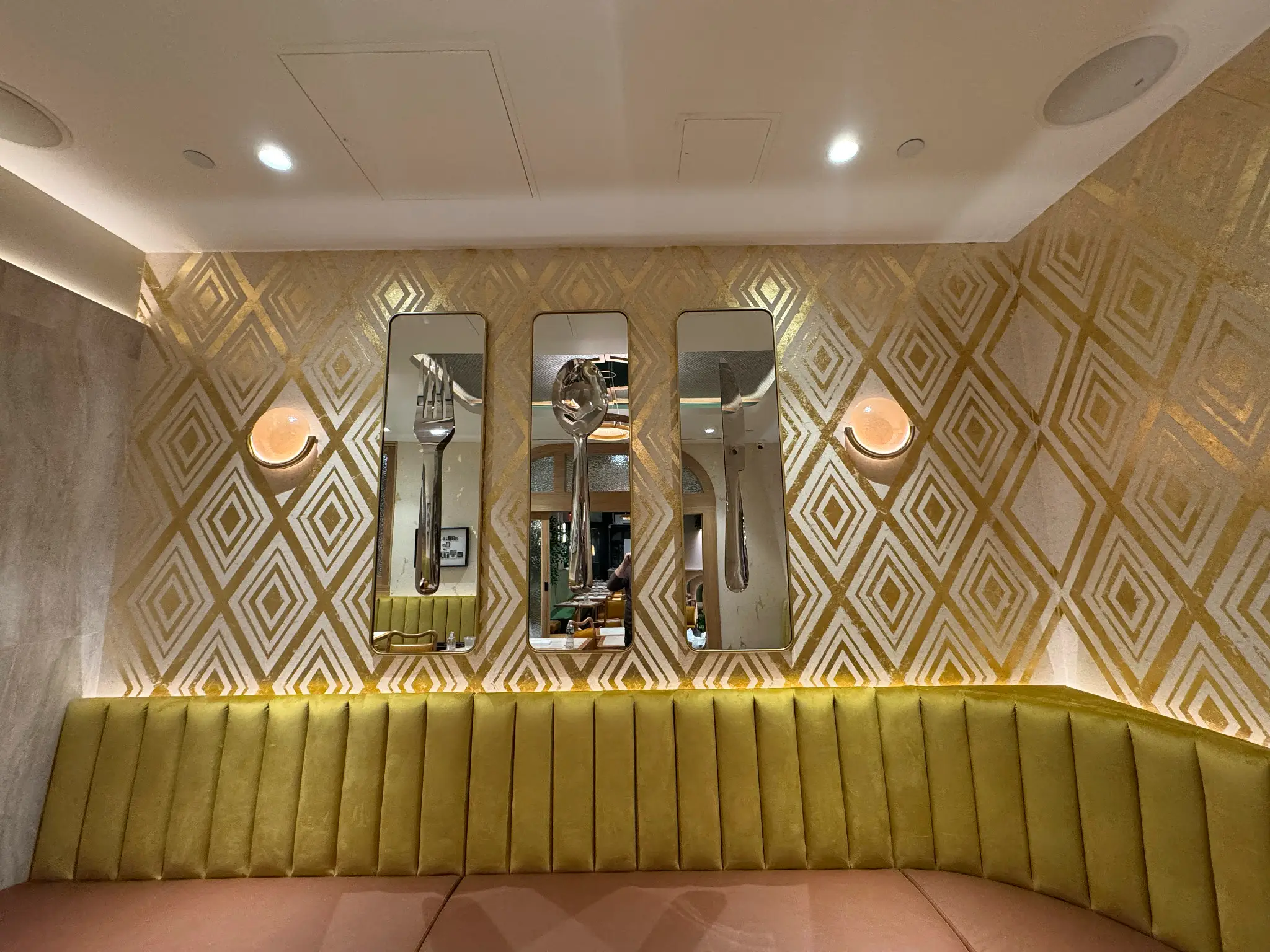 Friedmans — private dining room mirror wall with gold leaf diamond pattern